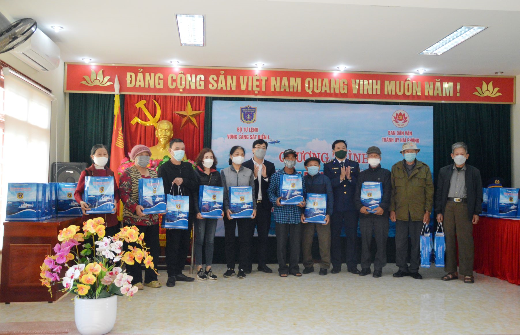 Sát cánh cùng ngư dân bám biển ngay từ đầu năm